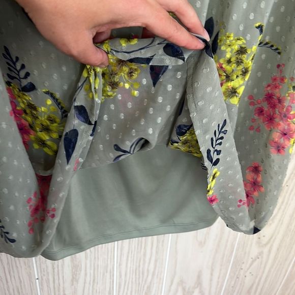 Catherine’s 1X 18/20w 1/2 sleeve floral blouse. Layered bodice. Ties in front - Picture 5 of 7